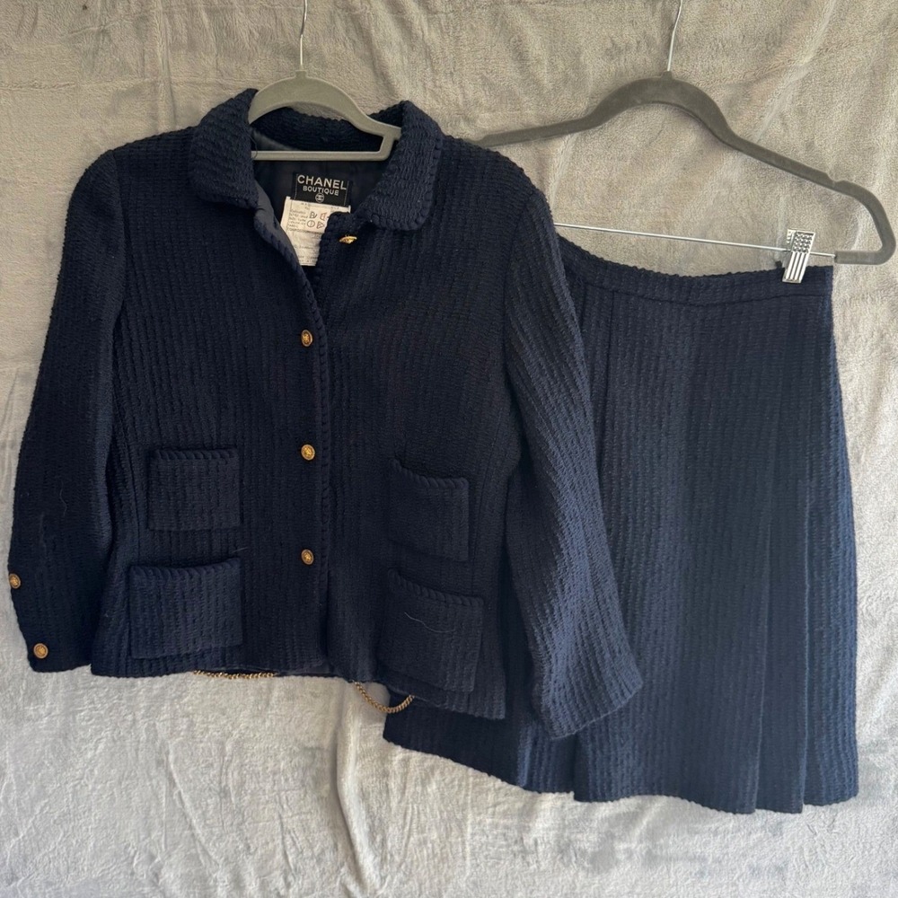Chanel Vintage Navy Blue Wool Boucle Skirt Suit Lion Head Buttons FR 38 US‎